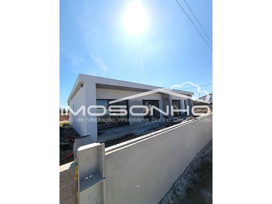 Moradia T3 de linhas modernas