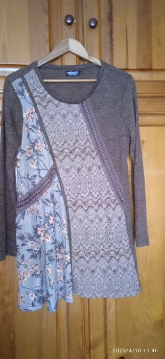 Túnica florida e castanha em muito bom estado