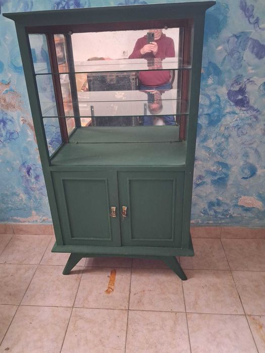 Movel vitrine em nadeira de castanho pintado de verde