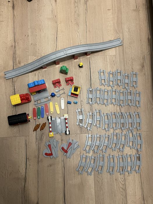Lego duplo pociag i extra tory. 3 zestawy. Cena katalogowa 700PLN.