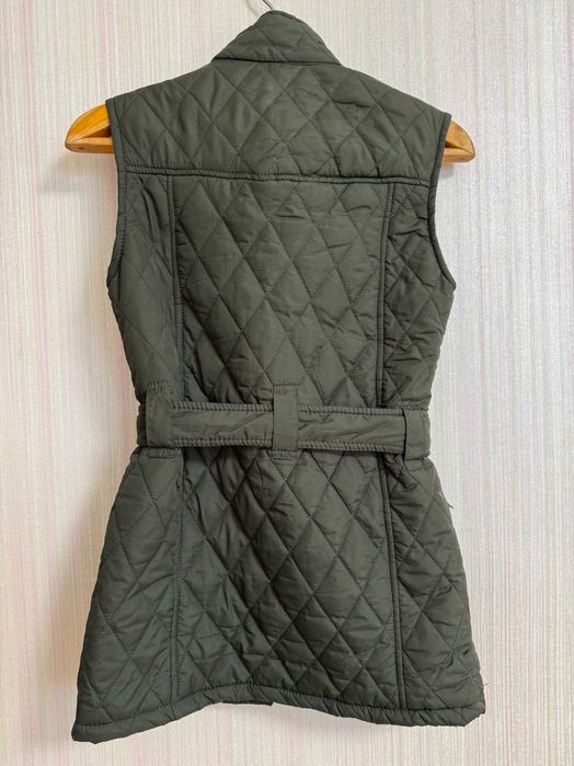 Стильный стеганный жилет с поясом. Женская оливковая жилетка. Раз XS-S