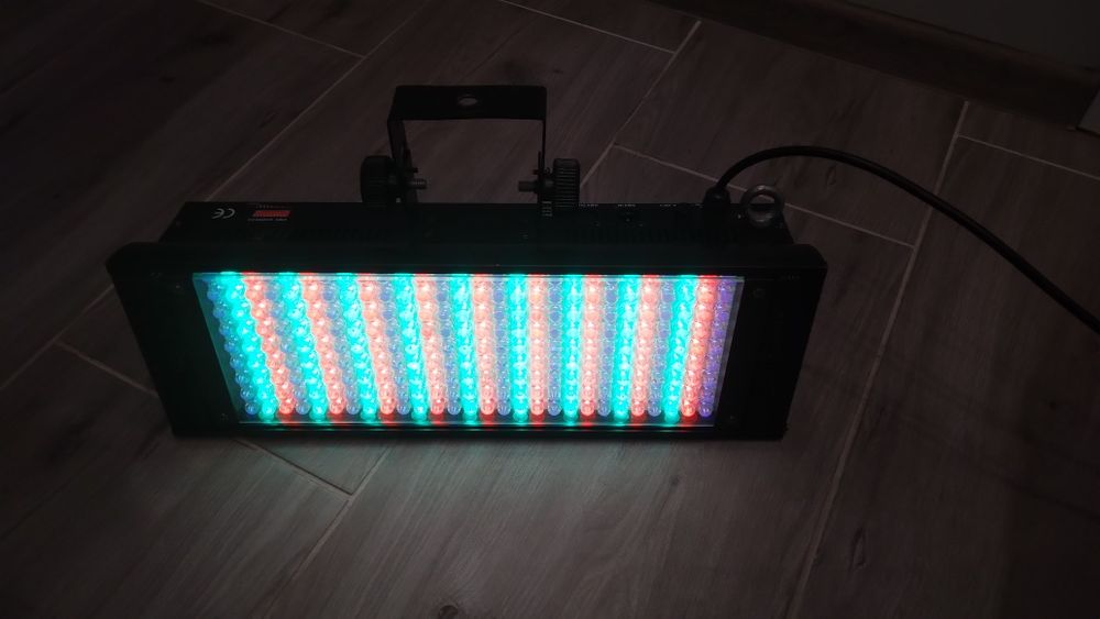 Reflektor sceniczny Eurolite LED FLD-252  6000K naświetlacz stroboskop
