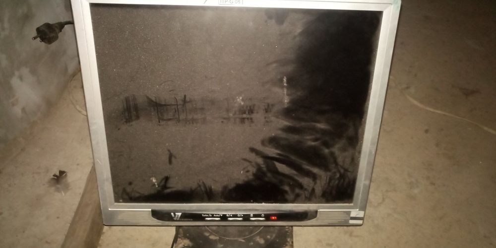 Монітор старенький але робочий