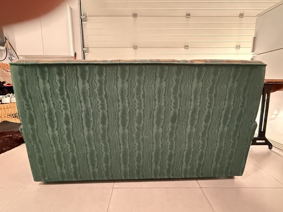 Conjunto de sofas. Um sofa cams de 3 lugares e Dois individuais