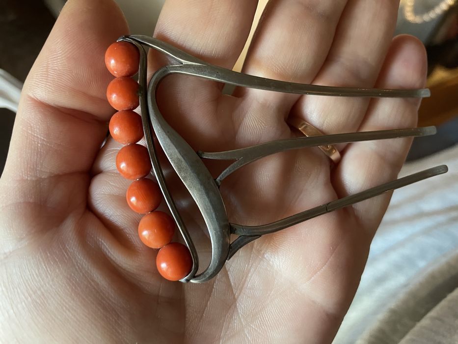 Stara szpinka do włosów z koralem szlachetnym