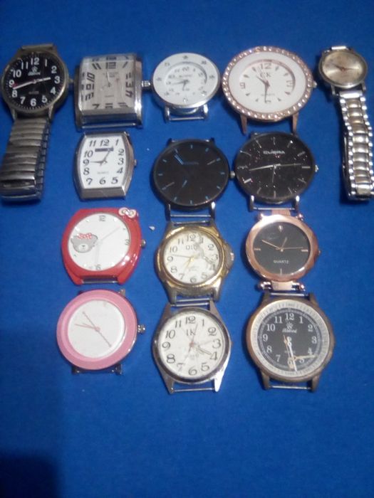 Одним лотом різні годинники.