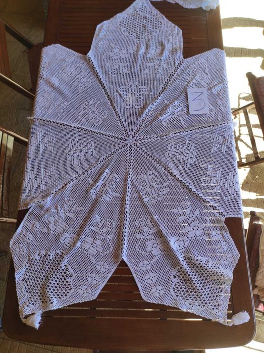 Toalhas e colchas de linho rendadas à mão