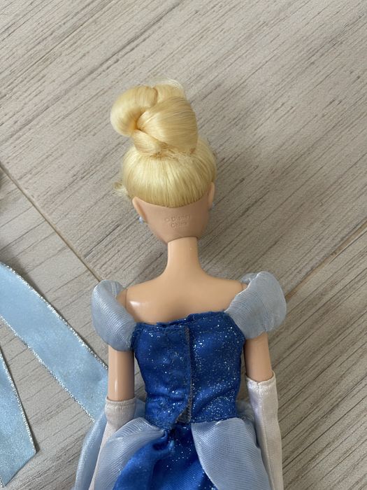 Cinderela com alguns acessórios - Disney