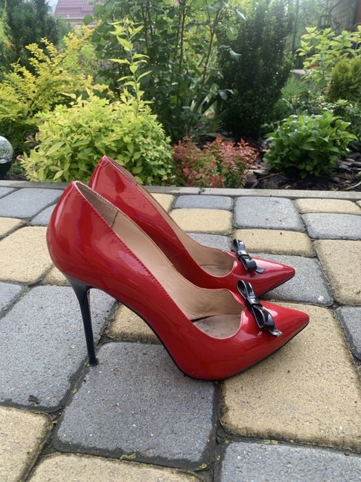 Шкіряні туфлі лодочки від бренду Estro