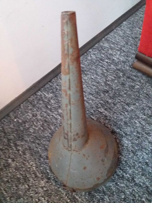 Lejek do paliwa z sitkiem stary zabytkowy PRL