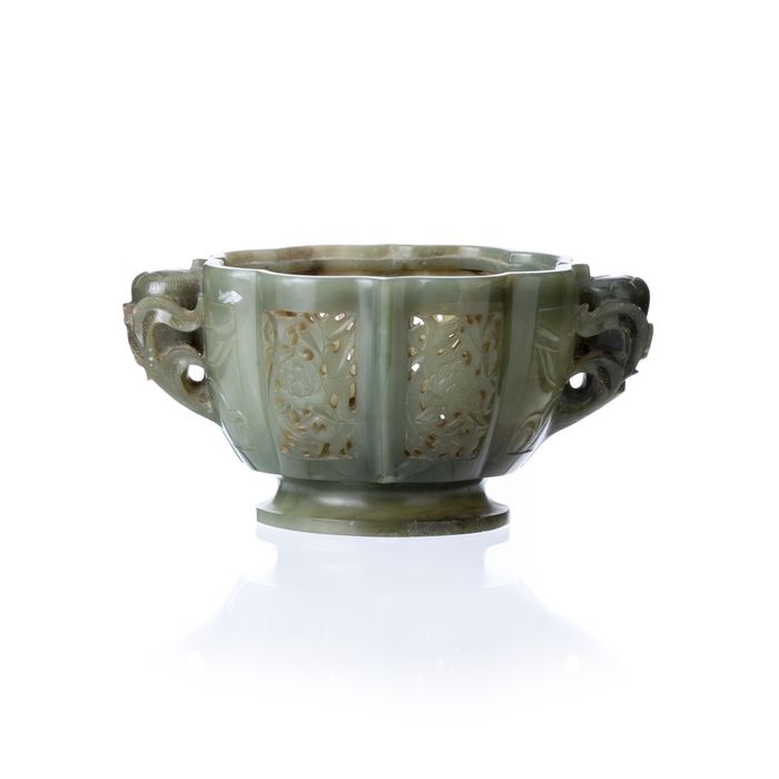 Escultura Oriental - Taça gomada; em jade - Período Minguo
