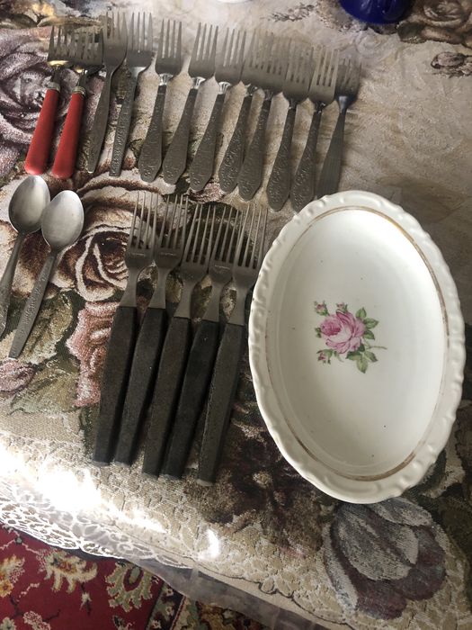 Чашки, вилки, тарілки