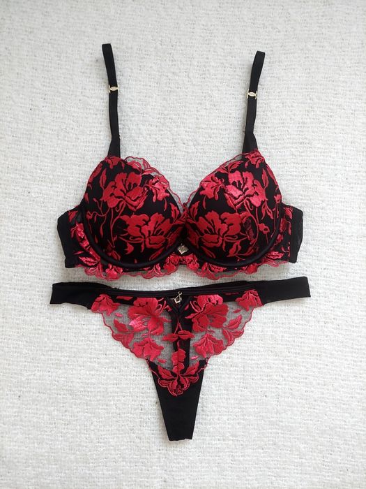 biustonosz i stringi Ann Summers The Hero z fiszbinami