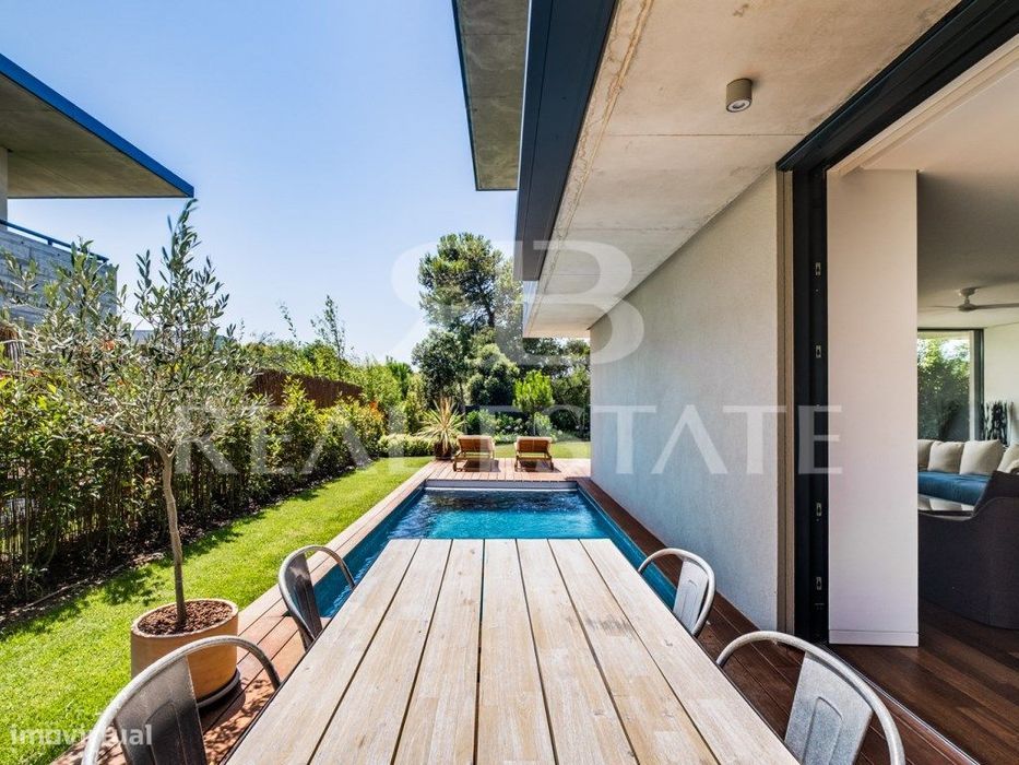 MORADIA T3 com 3 suites + JARDIM + PISCINA privada, num Condomínio ...