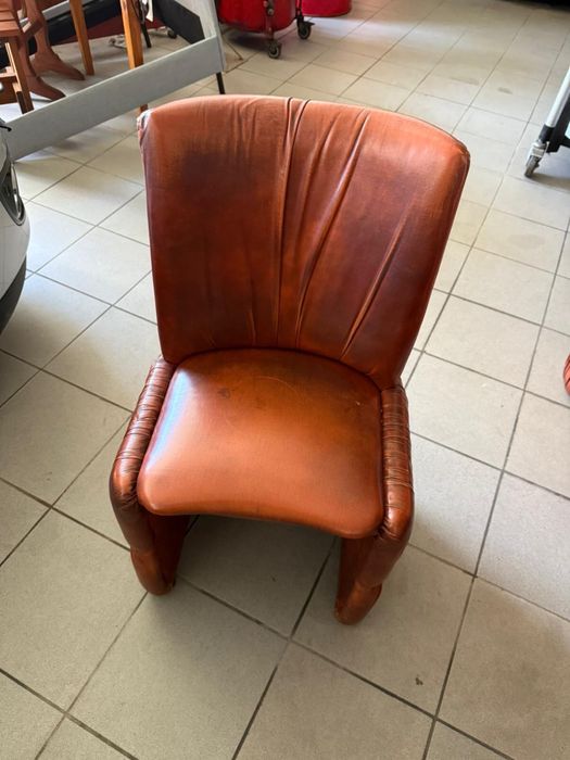 Mesa redonda em pele com cadeiras