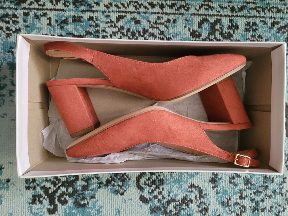 Czółenka na słupku GRACELAND