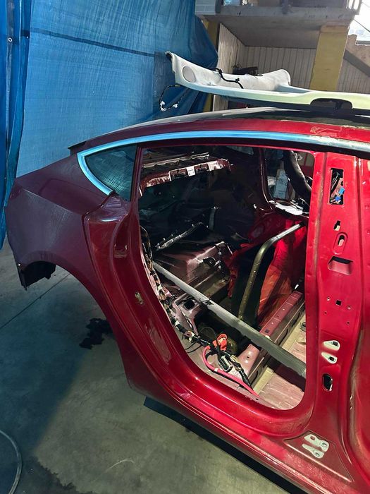 Продам центральну стойку права/ліва Tesla Model 3