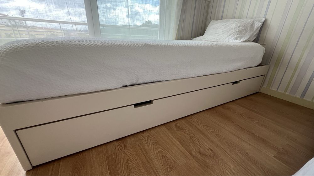 Cama de Solteiro de Madeira Lacada