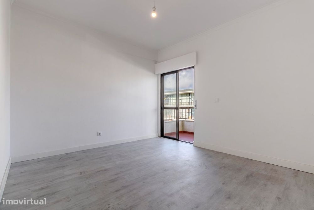 Apartamento T2 c/ Varanda em Agualva, Sintra