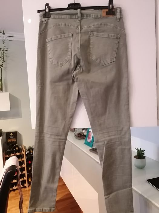 Calças elásticas skinny push up em caqui - tamanho L