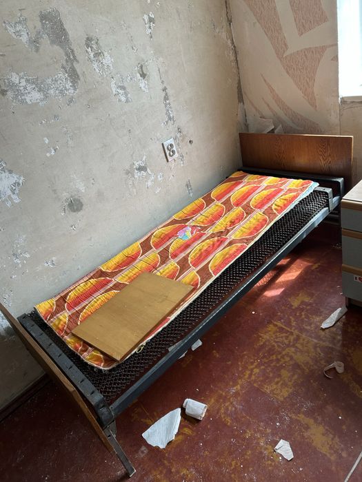 Безкоштовно меблі для дачі , гаража Шкаф, сервант, міні діван, ліжко з панцерною сіткою. Самовивіз