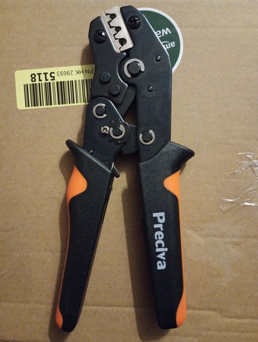 Zestaw szczypce do przewodów oraz 350  złączek, kostek itp.