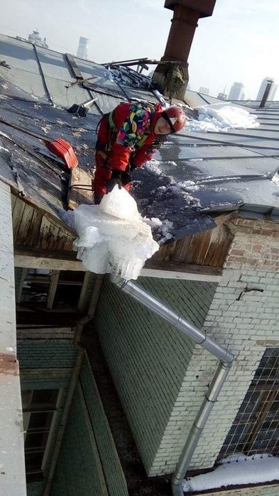 Чистка снігу ,льоду, сонячних пенелей( альпіністи)