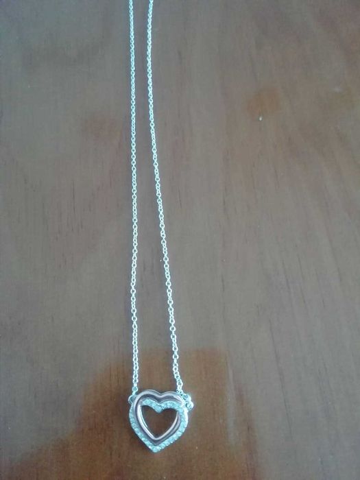 Vários colares/ bijuteria