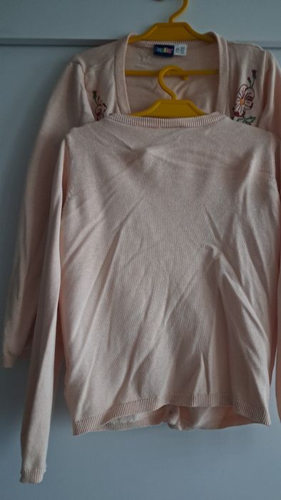 Sweter kardigan pudrowy róż kwiatki 122/128