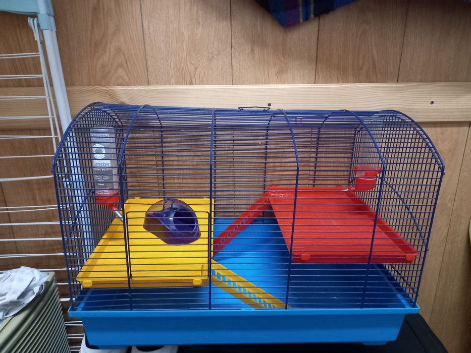 Vendo 3 gaiolas a primeira 10 euros a segunda 15 euros e a terceira 20