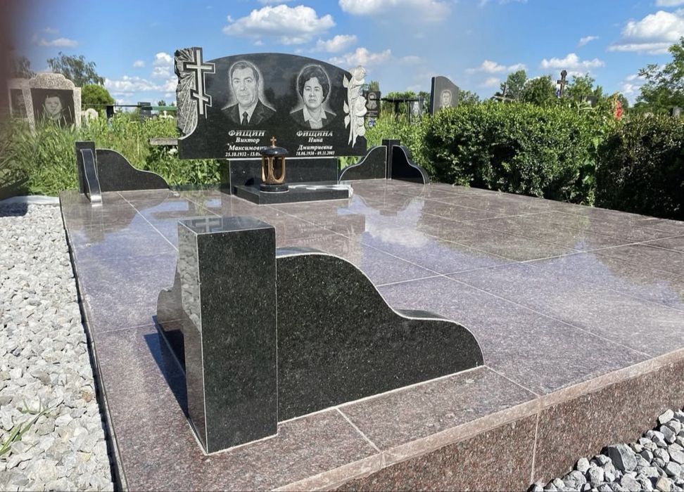 Гранітні памʼятники .Металеві огорожі