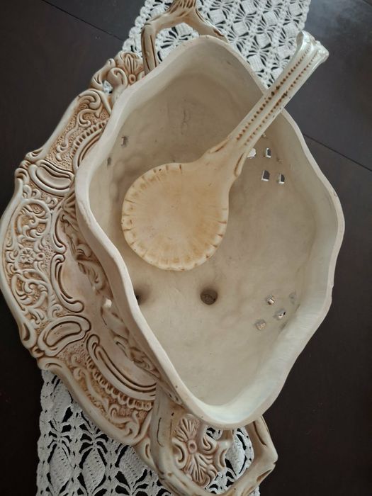 Terrina oval com flores em faiança