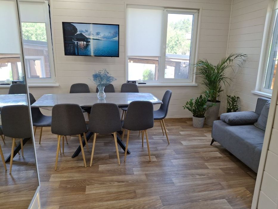 Затишний будинок з банею, терасою та бесідкою з каміном