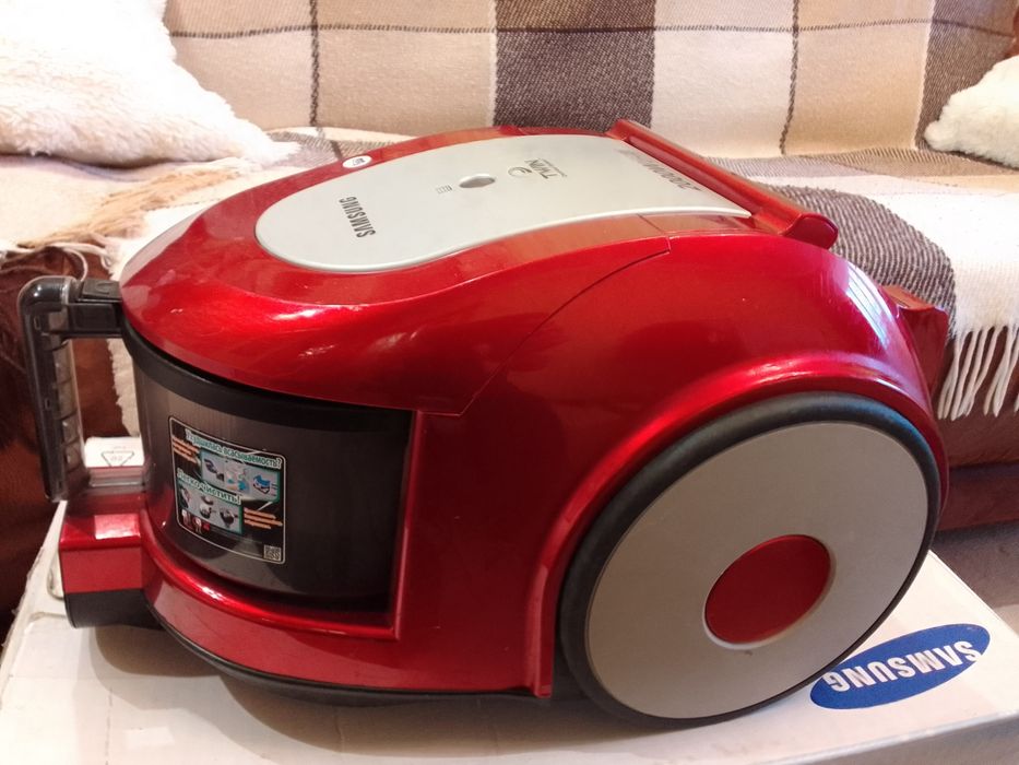 Пилосос контейнерного ого типу Samung sc6590 в робочому стані.