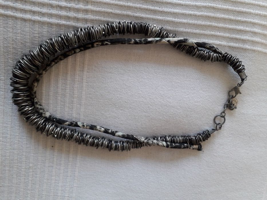 Vários colares em óptimo estado