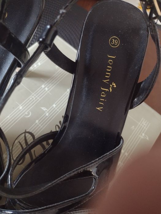 Buty letnie na obcasie