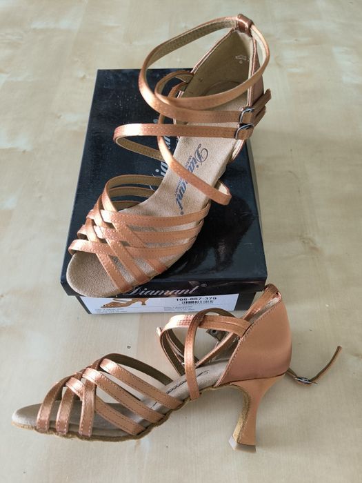 Sapatos de dança de senhora NOVOS, número 36