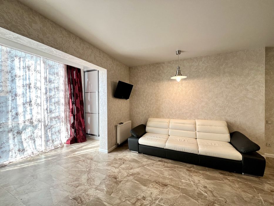 Сдам 2- ком с кухней гостинной и большым балконом .