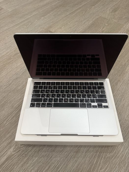 macbook air m2 (8 / 256 gb)
