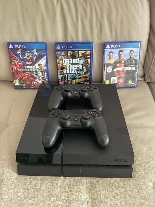 Ps4 com 2 comandos e 3 jogos