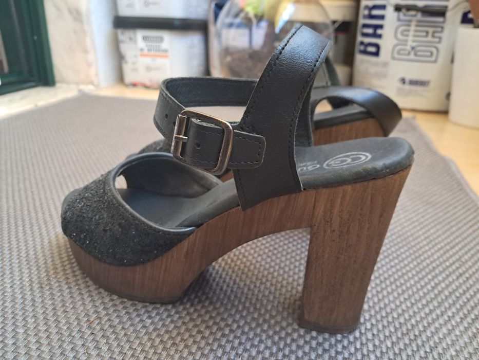 Sandalias em pele e madeira