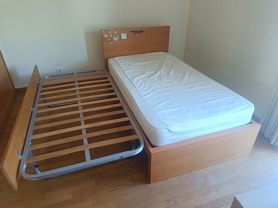 Quarto solteiro com cama dupla e mesa cab