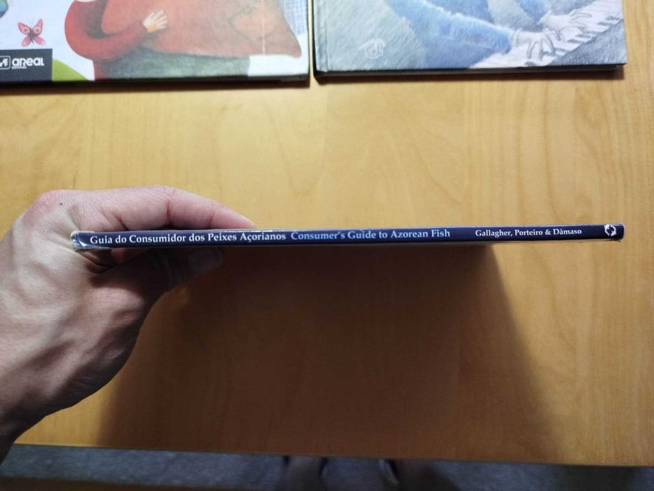 Livro Guia do Consumidor dos Peixes Açorianos, de Les Gallagher et al.