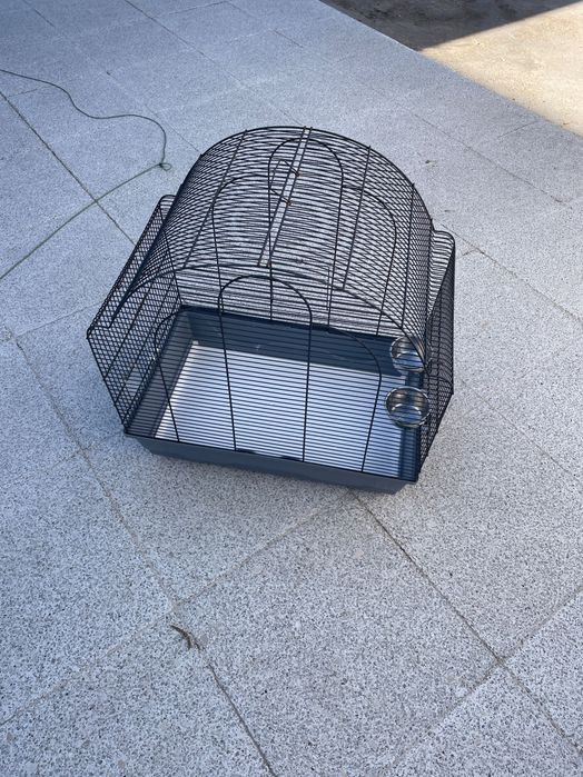 Gaiola espaçosa para aves de pequeno e médio porte