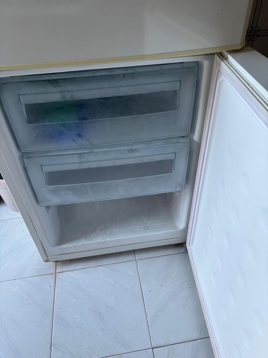 Combinado frigorífico e congelador