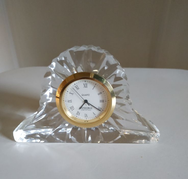 Mały stacjonarny zegarek na biurko.