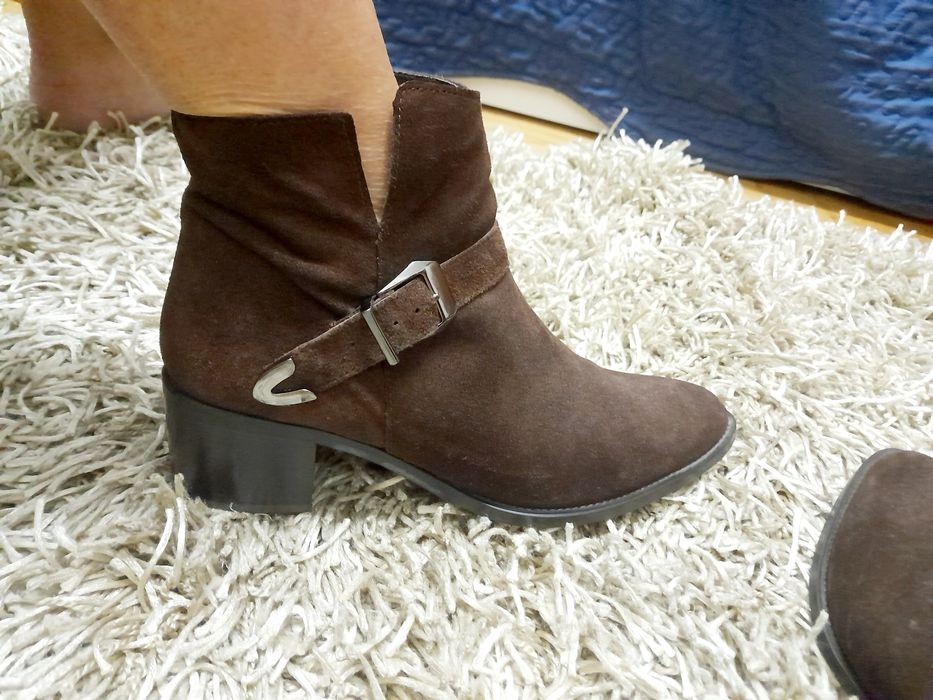 Botins em camurça castanho escuro tamanho 40.