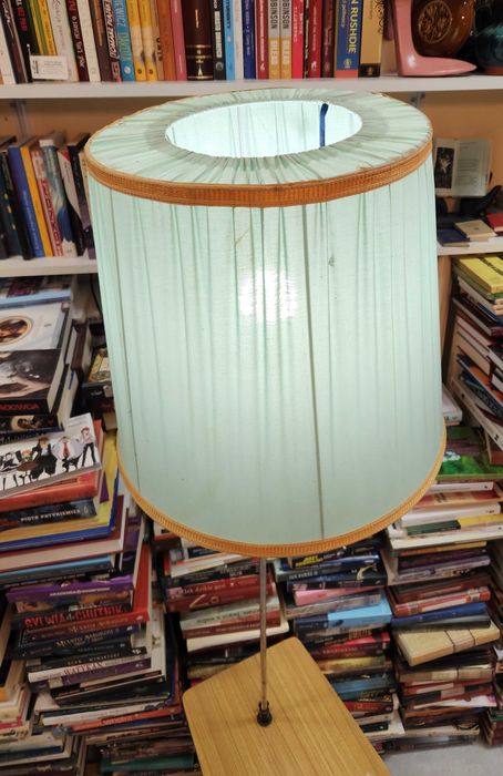 Lampa podłogowa ze stolikiem gazetownikiem /PRL