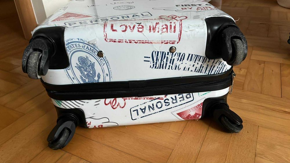 Ciekawa średnia walizka