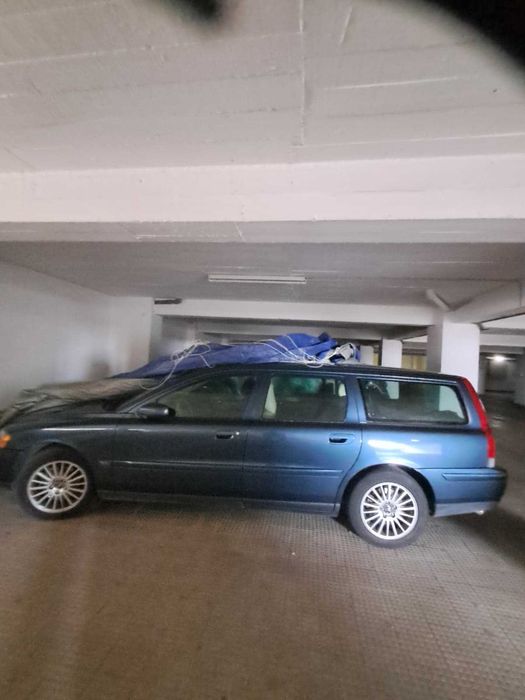 Selling Volvo V70 station wagon, like new, 108,000 km, for parts